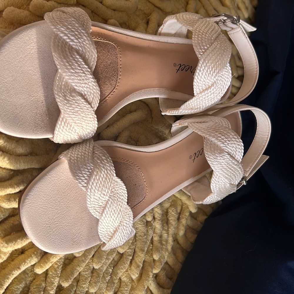Cute white dress sandals - Picture 5 of 11